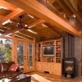 Lys stue i et hus laget av tømmer