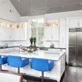 Плаве фотеље у кухињи