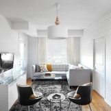 Obývací pokoj s kontrastními barvami.
