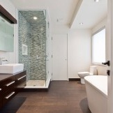 Kombinationen av vit med bruna nyanser ser alltid spektakulär ut i badrummet