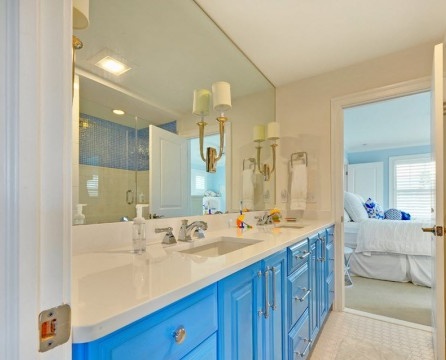 Color azul en muebles de baño