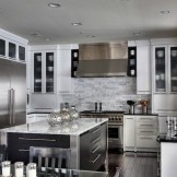 Sivé dekoratívne prvky v kuchyni