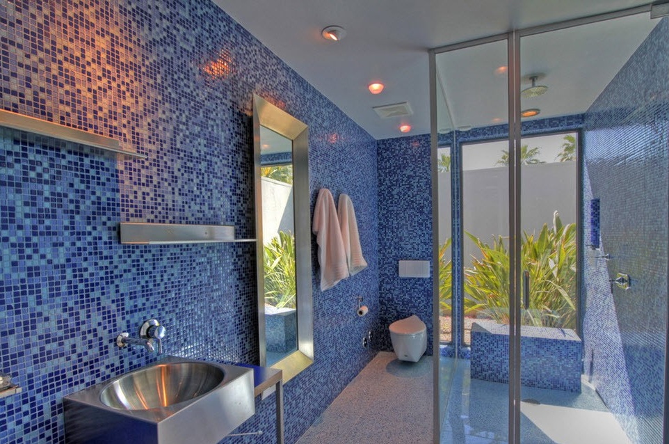 Seinät ja lattia sinisessä kylpyhuoneessa