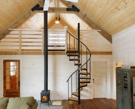 Escalera de caracol en una casa de madera.