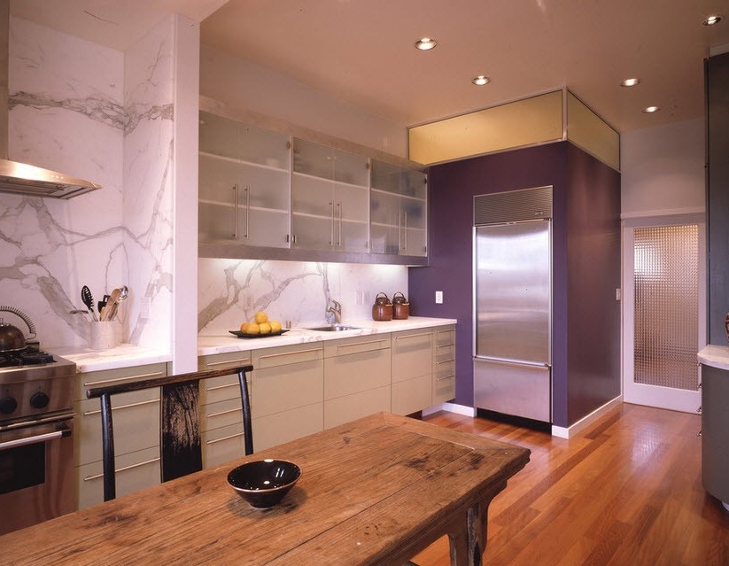 Violetti ruskea keittiö
