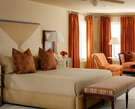 Dormitorio dominado por una paleta de colores pastel.