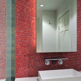 Mosaico rojo en el interior del baño.