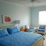 Cama azul en el dormitorio