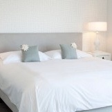 חדר שינה עם טפט לבן