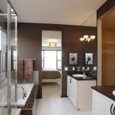 Skaists vannas istabas interjers, kas dekorēts brūnos un baltos toņos