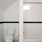 Ļoti maza vannas istaba ar vismaz melnu krāsu