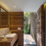 Simplicidade refinada de um banheiro de madeira