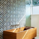 Banheiro contemporâneo de madeira