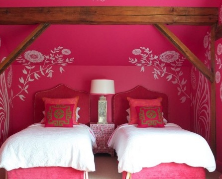Kuuma vaaleanpunainen makuuhuone