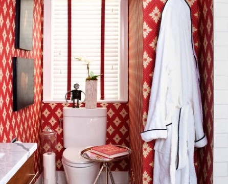 Hvitt og rødt toalettområde