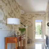 Behang met een groot patroon dient als een helder decoratief element in het interieur