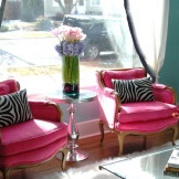 Vain kahta nojatuolia käytettiin vaaleanpunaisen olohuoneen sisustuksen luomiseen.