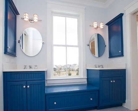 Zila krāsa vannas istabas mēbelēs