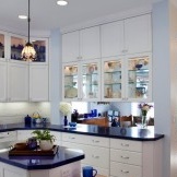 Hvitt kjøkken med blå aksent