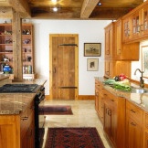 Stijl en comfort van een houten keuken