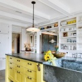 Dzeltena sala virtuvē