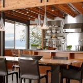 Moderný drevený interiér kuchyne