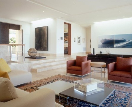 Světlý obývací pokoj s čalouněným nábytkem