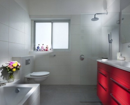 Kompakt minimalistiskt badrum