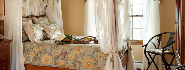 Curtains - the secret of a cozy bedroom