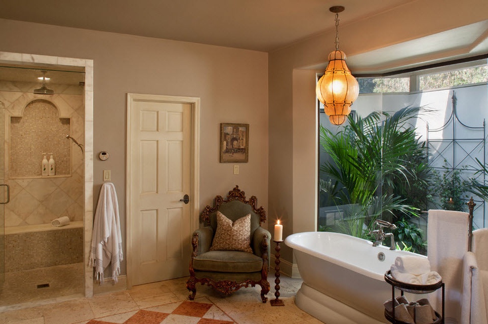 Stilfuldt badeværelse i beige farver.