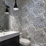 Original design af et lille badeværelse med væg ornament