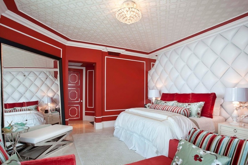 Κόκκινο-λευκό εσωτερικό στο υπνοδωμάτιο