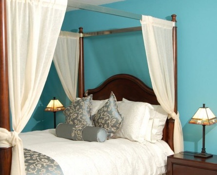 Turquoise wall as the main emphasis