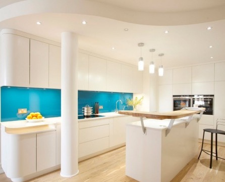Lyst kjøkken med blå aksenter