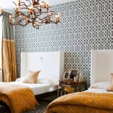 Patterned ornament should be combined with plain wallpaper