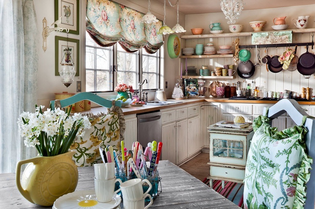 An abundance of porcelain, old furniture, lamps - an integral part of the English style