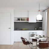 Huurrettu keittiön minimalismi