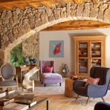 Kamenný oblouk v dřevěném interiéru