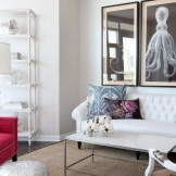Un sillón y funda de almohada con flores de color rosa para crear el interior de la sala de estar de color rosa.