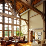 Interior de madeira de uma sala de estar de casa de campo