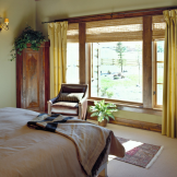 Elegantiškas langų dekoravimas miegamajame