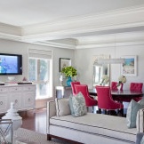 Verschillende stoelen en een fauteuil kunnen een roze interieur in de woonkamer creëren