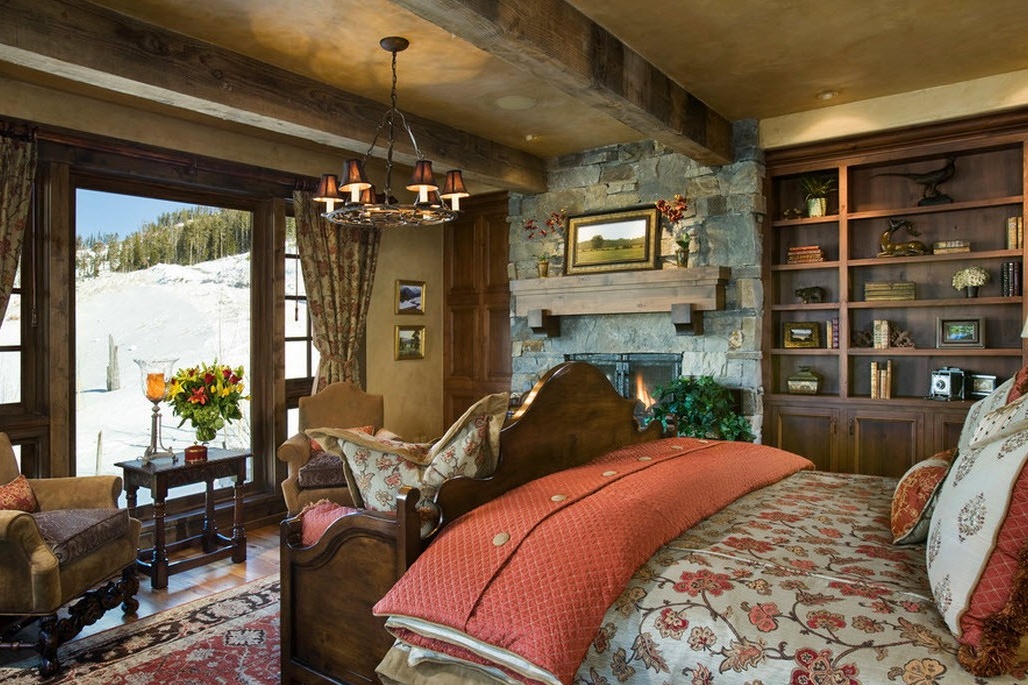 Sovrum med king size-säng och klassisk ljuskrona
