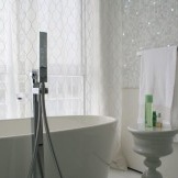 Belles tuiles design dans la salle de bain