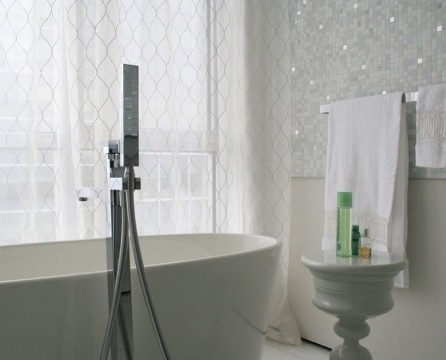 Belles tuiles design dans la salle de bain