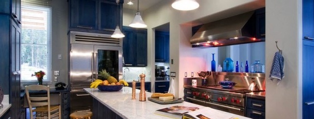 Modrý interiér kuchyne