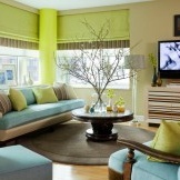 Đồ nội thất màu xanh trong một căn phòng màu xanh lá cây
