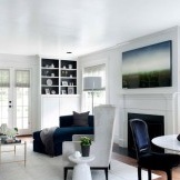 Svarte møbler i en hvit stue