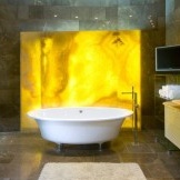 Amarillo en diseño de baño