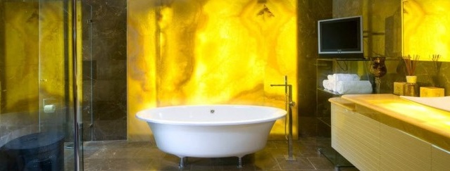 Geltona vonios kambario dizainas